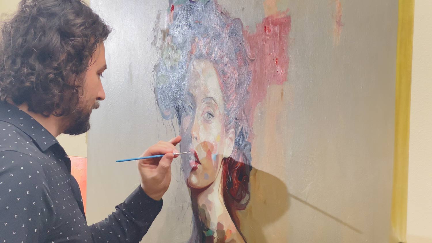 Artist Alex Righetto at work on 'Mona Lisa's Daughter', skillfully applying brushstrokes to the canvas.